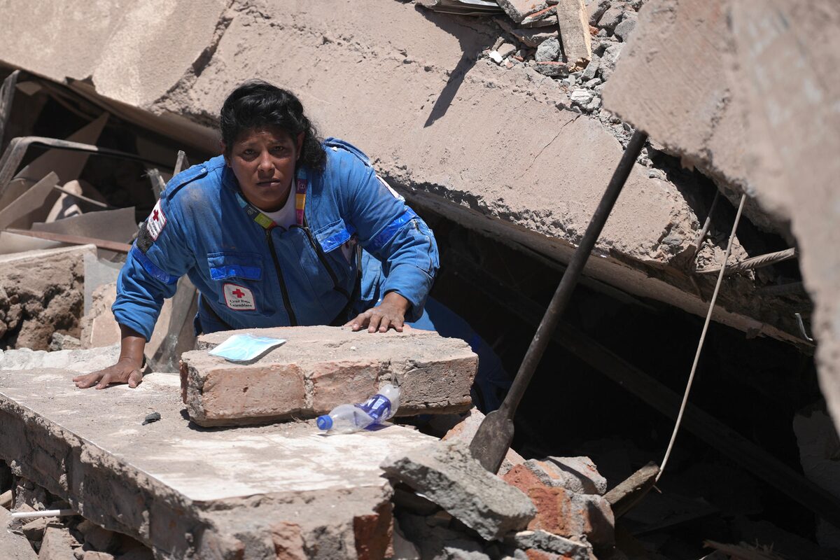 Voluntario de Cruz Roja busca entre escombros de concreto en Cali, 10 de agosto de 2026.